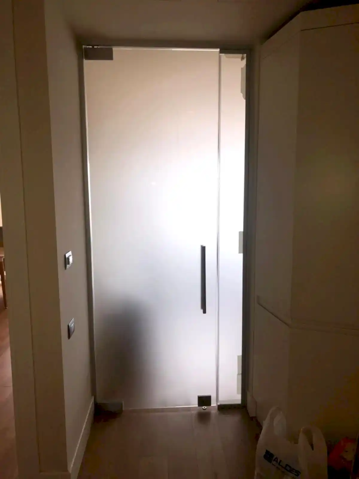 Kendinden Hidrolik Menteşeli Cam Kapı