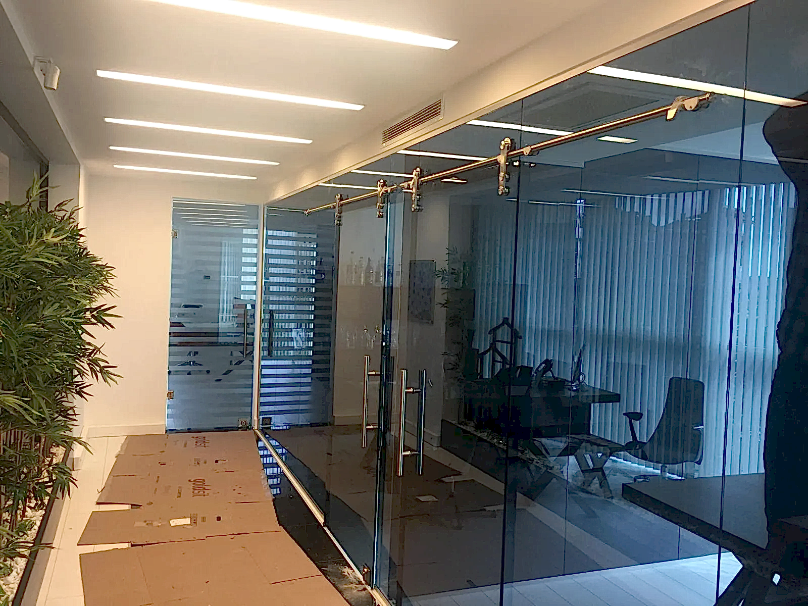 Manet Sürgülü Füme Camlı Kapı