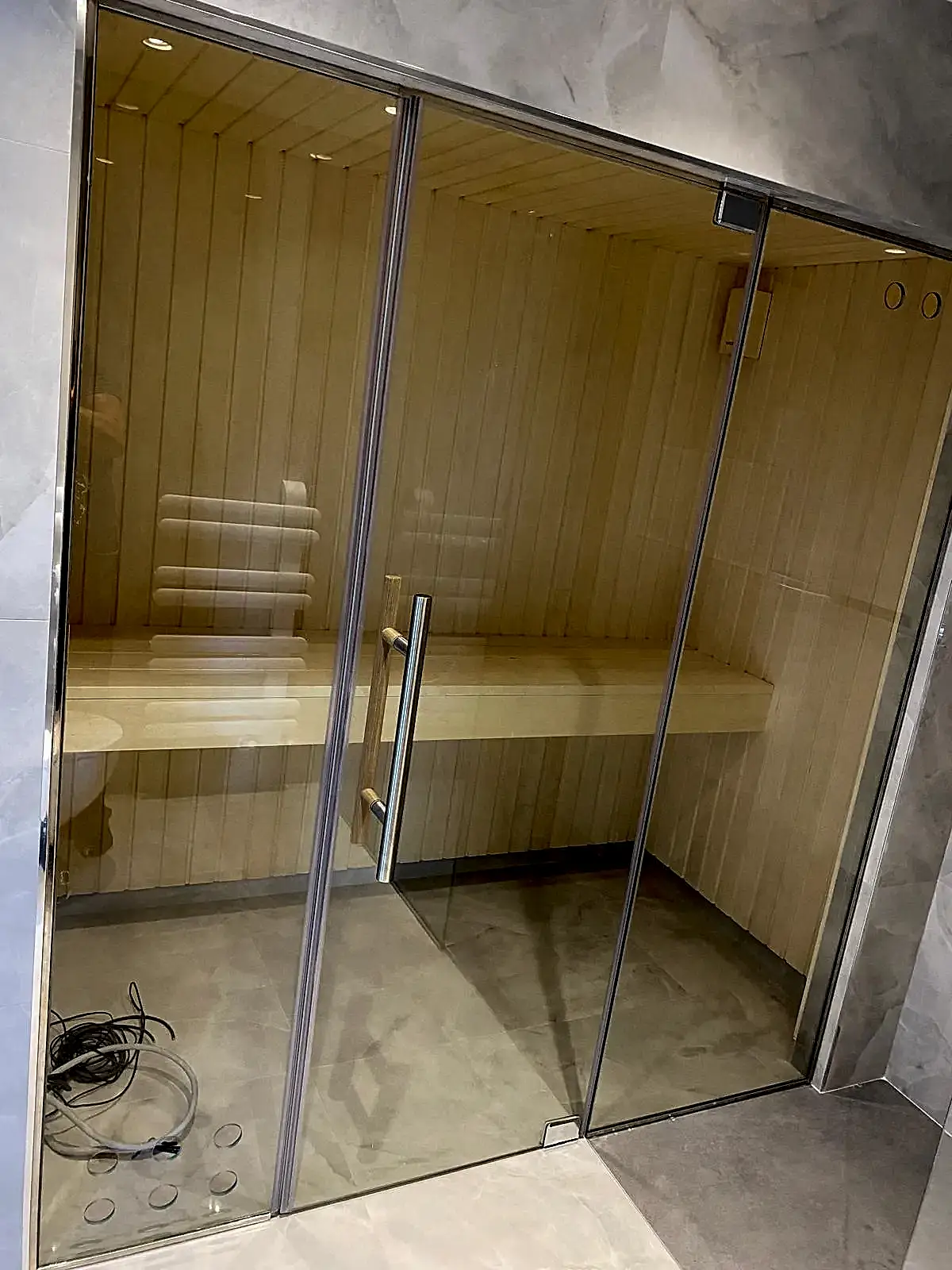 Pivot Menteşeli Cam Kapı