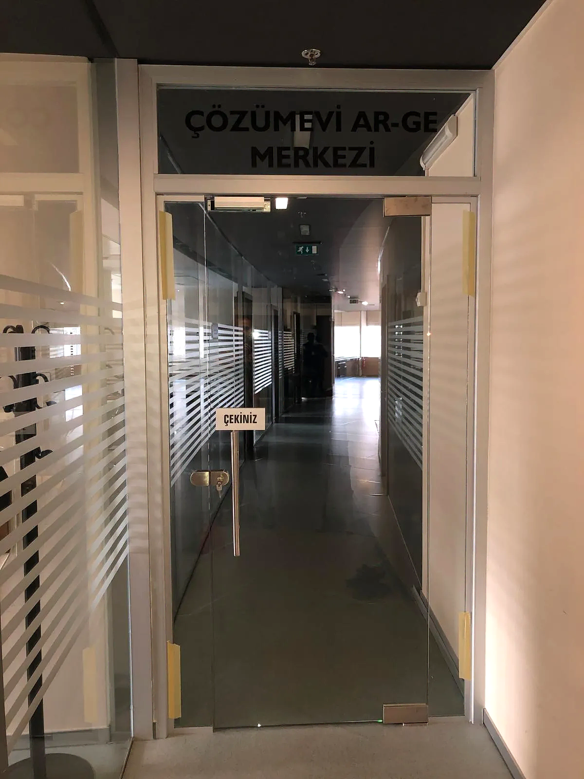 Kasalı Üstten Sabit Camlı Hidrolik Menteşeli Cam Kapı